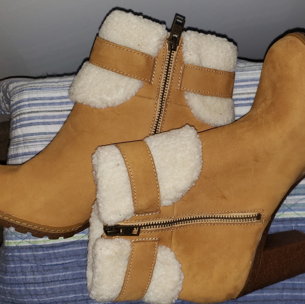 TIMBERLAND Glancy Fleece Fold Down ankle boots - NEW - Never got to wear them - Picture 2 of 4